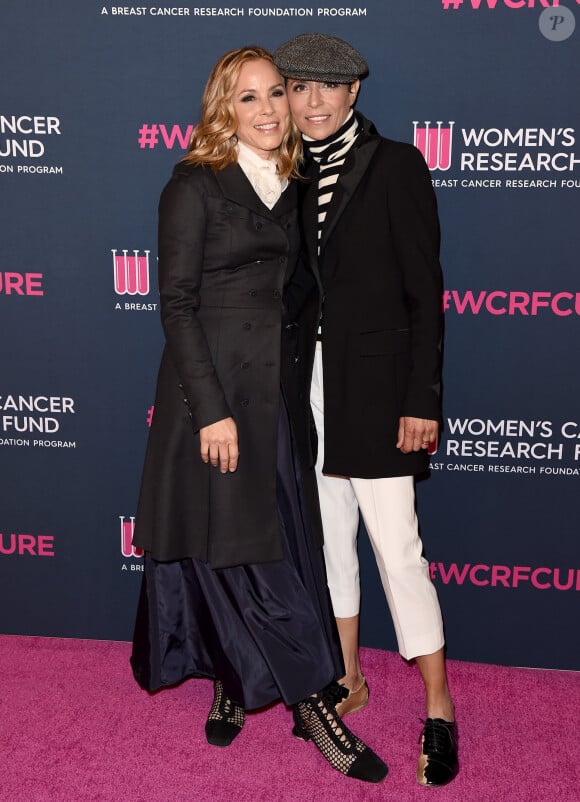 Maria Bello et sa fiancée Dominique Crenn au photocall de la soirée "Women's Cancer Research Fund" à Los Angeles, le 27 février 2020.