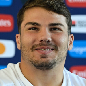 Le rugbyman est à Los Angeles avec l'équipe de France de rugby à 7
 
Antoine Dupont ( 9 - France ) - Conférence de presse de l'équipe de France de Rugby à Paris le 6 septembre 2023. © Federico Pestellini / Panoramic / Bestimage