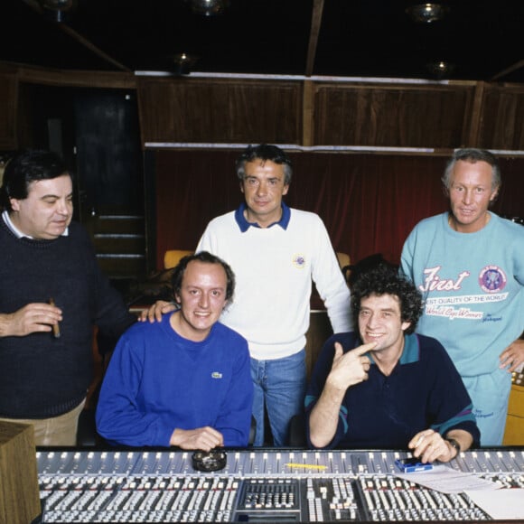 Archives - Jean-Pierre Bourtayre, Didier Barbelivien, Michel Sardou, Roland Guillotel et Jacques Revaux dans un studio d'enregistrement. Décembre 1986 © Michel Marizy via Bestimage