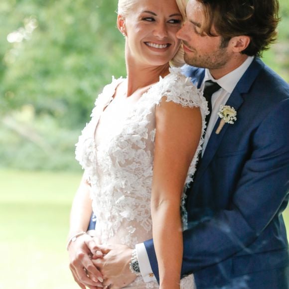 Exclusif - Katrina Patchett et Valentin D'Hoore dans les jardins du château - Mariage de Katrina Patchett et Valentin D'Hoore vendredi à 14 h à la mairie de Linselles dans les Hauts-de-France suivi d'une cérémonie civile d'échange d'anneaux, dont le maître de cérémonie était Maxime Dereymez, dans l'orangerie du château du Biez à Pecq en Belgique le 1er septembre 2017. Les festivités se sont poursuivis autour d'un dîner au château du Biez. Tous les danseuses et danseurs de l'émission "Danse avec les Stars" étaient présents ainsi que Shy'm, Fauve Hautot et son compagnon Jules, Rayane Bensetti , Alizée et son mari Grégoire Lyonnet et Olivier Minne avec qui Katrina Patchett avait dansé dans "Danse avec les Stars" l'année précédente. © Philippe Doignon/Bestimage Crédits obligatoires: Valentin D'Hoore habillé par Hugo Boss Katrina Patchett en robe Costarellos et chaussures Louboutin Coiffure: Alexandra Dieu pour Vog coiffure Maquillage: Marie Laure Thanneur  No Web No Blog Belgique/Suisse