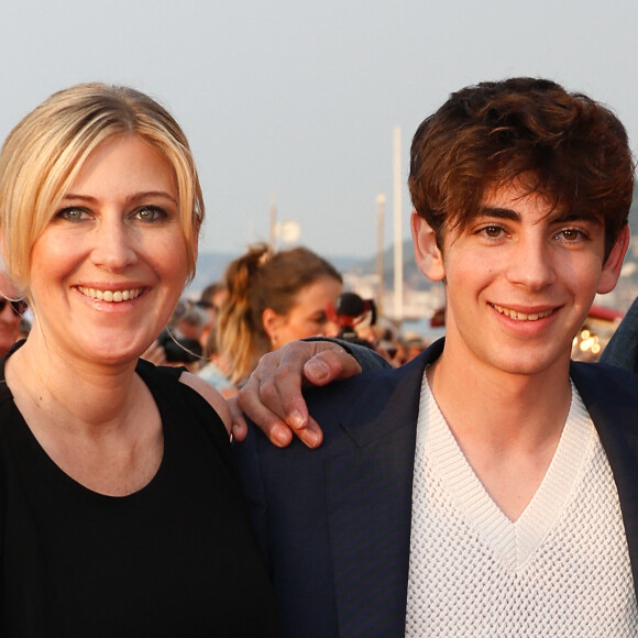 Il a fait de ses deux fils les égéries de ce domaine.
Amanda Sthers et Léon Hesby sur le tapis rouge du prix du court métrage lors du 37ème festival du film de Cabourg (37ème journées romantiques du 14 au 18 juin 2023), à Cabourg, France, le 16 juin 2023. © Coadic Guirec/Bestimage 