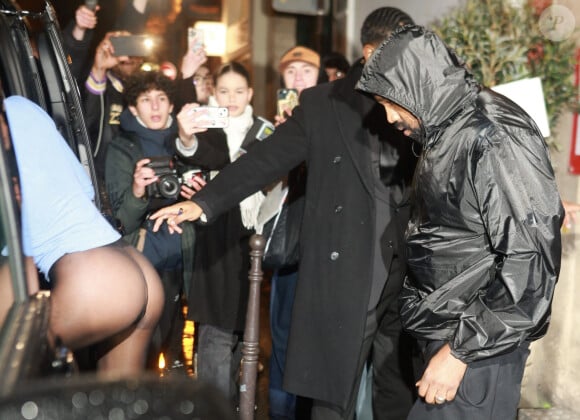 Exclusif- Kanye West (Ye) et sa femme Bianca Censori à la sortie du restaurant Ferdi à Paris, France, le 26 février 2024, en marge de la Fashion Week de Paris. Bianca Censori est habillée avec un pull bleu et d'un simple collant transparent sans sous-vêtements. 