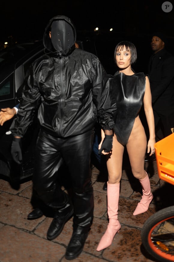Kanye West, masqué, et sa femme Bianca Censori quittent l'after-party du défilé Marni au restaurant "Nuova Arena" lors de la Fashion Week à Milan, le 23 février 2024. 