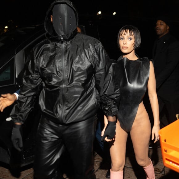 Kanye West, masqué, et sa femme Bianca Censori quittent l'after-party du défilé Marni au restaurant "Nuova Arena" lors de la Fashion Week à Milan, le 23 février 2024. 