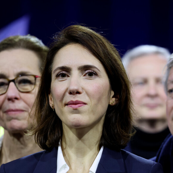 Ce samedi 9 mars 2024, Valérie Hayer, députée macroniste, a lancé la sienne pour les élections européennes en orchestrant son premier meeting au Grand Palais de Lille.
Valérie Hayer, tête de liste "Besoin d'Europe" de la majorité présidentielle lors du meeting "Besoin d'Europe" au Grand Palais à Lille pour le lancement de la campagne du parti Renaissance pour les élections européennes en présence de V.Hayer (tête de liste majorité présidentielle élections européennes 2024) et de l'ensemble du gouvernement. Lille, le 9 mars 2024. © Dominique Jacovides / Bestimage 