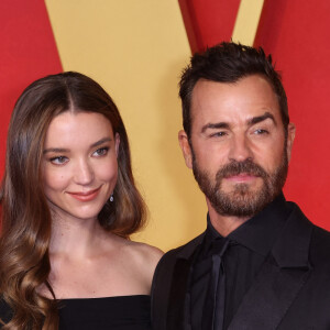 Le couple s'est affiché ensemble sur le tapis rouge des Oscars dimanche 10 mars 2024
Justin Theroux et Nicole Brydon Bloom à la soirée des Oscars organisée par Vanity Fair