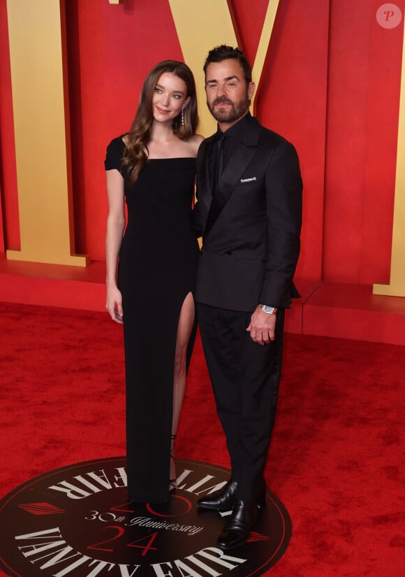 Les deux tourtereaux ne furent toutefois pas les seuls à exposer leur romance au grand public ce jour-là
Justin Theroux et Nicole Brydon Bloom à la soirée des Oscars organisée par Vanity Fair