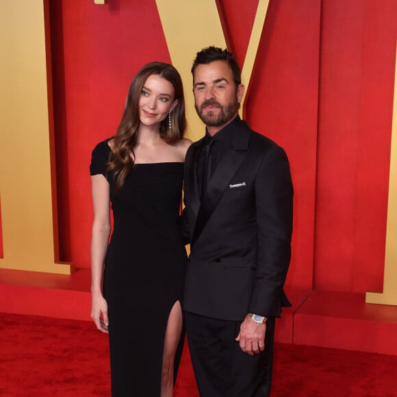 Les deux tourtereaux ne furent toutefois pas les seuls à exposer leur romance au grand public ce jour-là
Justin Theroux et Nicole Brydon Bloom à la soirée des Oscars organisée par Vanity Fair