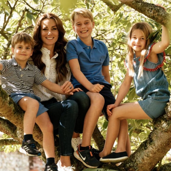 Pour la fête des Mères, le prince et la princesse de Galles ont dévoilé une photo inédite de la duchesse, Catherine Kate Middleton avec ses trois enfants, George, Charlotte et Louis. Le 19 mars 2023. © Princess of Wales Instagram via Bestimage 