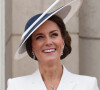 Si dans un premier temps, la photo a rassuré quant à l'état de santé de la princesse de Galles
Catherine Kate Middleton, duchesse de Cambridge - Les membres de la famille royale regardent le défilé Trooping the Colour depuis un balcon du palais de Buckingham à Londres lors des célébrations du jubilé de platine de la reine le 2 juin 2022. 