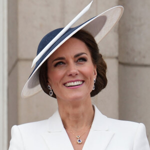 Si dans un premier temps, la photo a rassuré quant à l'état de santé de la princesse de Galles
Catherine Kate Middleton, duchesse de Cambridge - Les membres de la famille royale regardent le défilé Trooping the Colour depuis un balcon du palais de Buckingham à Londres lors des célébrations du jubilé de platine de la reine le 2 juin 2022. 