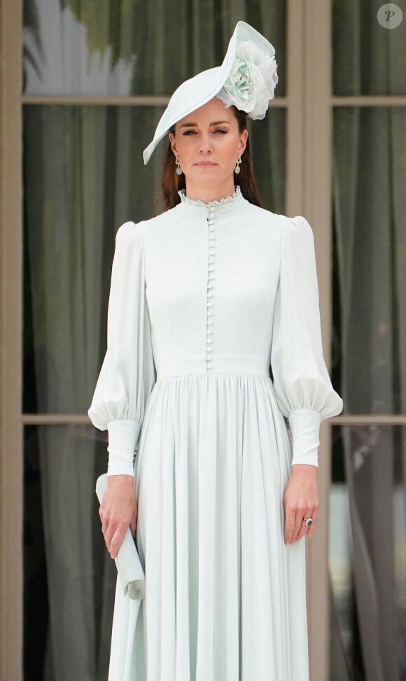 Constater son manque d'authenticité n'a fait que raviver les inquiétudes
Catherine (Kate) Middleton, duchesse de Cambridge, lors d'une Royal Garden Party au Buckingham Palace à Londres, Royaume Uni, le 25 mai 2022. 