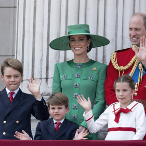 Sur le cliché d'elle et de ses enfants posté pour la fête des Mères, plusieurs détails ont intrigué, à commencer par certaines parties de son corps à l'aspect bizarre
Le prince George, le prince Louis, la princesse Charlotte, Kate Catherine Middleton, princesse de Galles, le prince William de Galles - La famille royale d'Angleterre sur le balcon du palais de Buckingham lors du défilé "Trooping the Colour" à Londres. Le 17 juin 2023