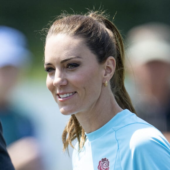 une polémique dont la princesse de Galles, toujours en convalescence après son opération à l'abdomen, se serait bien passé
Catherine Kate Middleton, princesse de Galles, participe à des exercices de rugby lors d'une visite au Maidenhead Rugby Club, dans le Berkshire, le 7 juin 2023. 