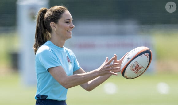 Catherine Kate Middleton, princesse de Galles, participe à des exercices de rugby lors d'une visite au Maidenhead Rugby Club, dans le Berkshire, le 7 juin 2023. 