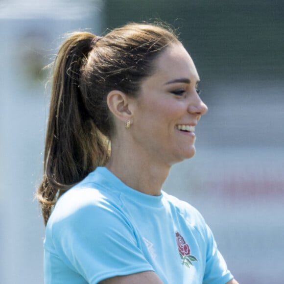 Catherine Kate Middleton, princesse de Galles, participe à des exercices de rugby lors d'une visite au Maidenhead Rugby Club, dans le Berkshire, le 7 juin 2023. 