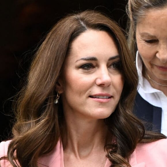 Kate Middleton n'est pas une pro des retouches photos, on l'a bien compris
Catherine (Kate) Middleton, princesse de Galles, à la sortie de sa visite au Foundling Museum de Londres, Royaume Uni, pour rencontrer des sortants de soins qui sont soutenus par le musée, et avec des parents adoptifs et des aidants pour discuter de l'impact permanent que des relations positives et de soutien peuvent avoir pour les enfants et les jeunes personnes. 