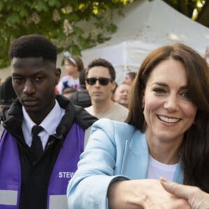 Le prince et la princesse de Galles, à la rencontre des membres du public participant au pique-nique du couronnement du roi sur la longue marche du parc du château de Windsor Le prince William, prince de Galles, et Catherine (Kate) Middleton, princesse de Galles, à la rencontre des membres du public participant au pique-nique du couronnement du roi sur la longue marche du parc du château de Windsor, Royaume Uni, le 7 mai 2023. 