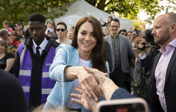 Le prince et la princesse de Galles, à la rencontre des membres du public participant au pique-nique du couronnement du roi sur la longue marche du parc du château de Windsor Le prince William, prince de Galles, et Catherine (Kate) Middleton, princesse de Galles, à la rencontre des membres du public participant au pique-nique du couronnement du roi sur la longue marche du parc du château de Windsor, Royaume Uni, le 7 mai 2023. 