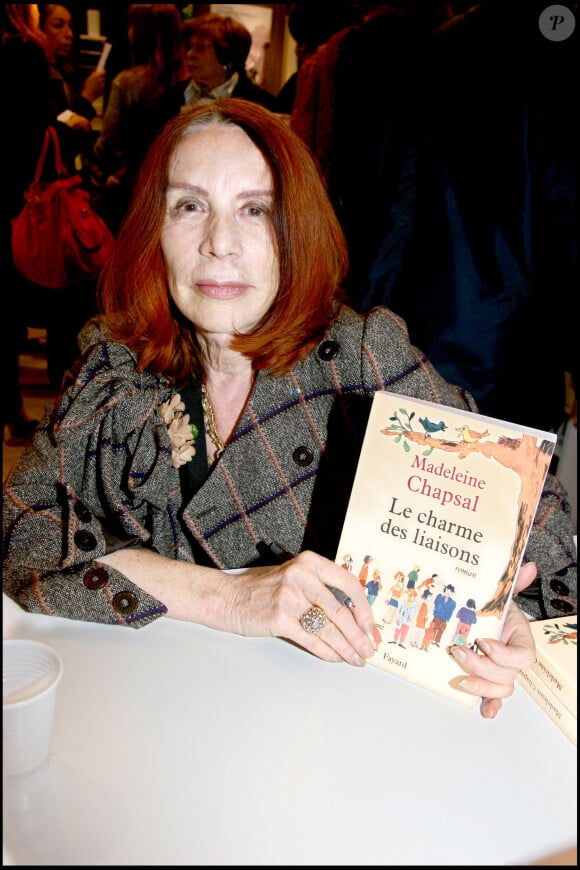 Elle laisse derrière elle un nombre incalculable d'écrits sentimentaux, une centaine au total, dont son premier succès "La Maison de Jade".
Madeleine Chapsal - Salon du livre 2007 à la Porte de Versailles à Paris.