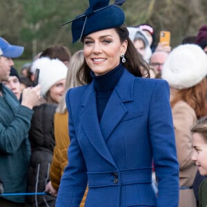 Car elle ne porte pas de bague de fiançailles sur cette photo.
Catherine (Kate) Middleton, princesse de Galles - Les membres de la famille royale britannique lors de la messe du matin de Noël en l'église St-Mary Magdalene à Sandringham, le 25 décembre 2023.