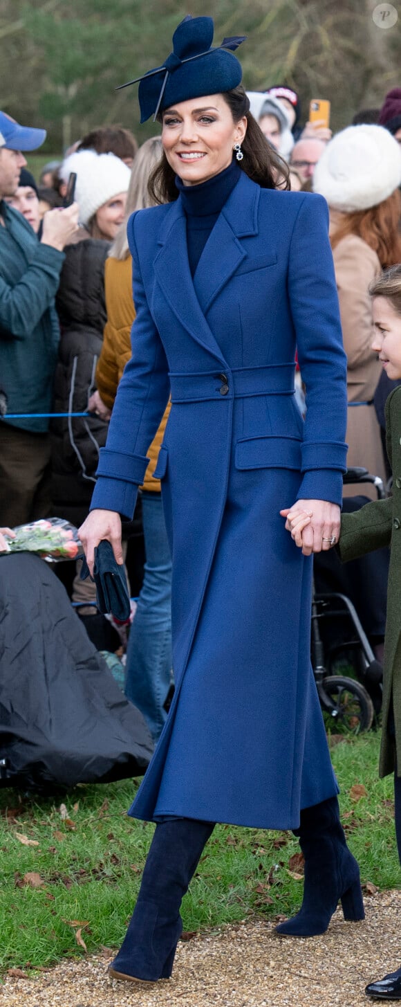 Car elle ne porte pas de bague de fiançailles sur cette photo.
Catherine (Kate) Middleton, princesse de Galles - Les membres de la famille royale britannique lors de la messe du matin de Noël en l'église St-Mary Magdalene à Sandringham, le 25 décembre 2023.