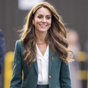 Rappelons que sa mystérieuse opération abdominale de janvier fait aussi débat.
Catherine (Kate) Middleton, princesse de Galles, arrive pour visiter l'usine textile familiale "AW Hainsworth" à Leeds, Royaume Uni, le 26 septembre 2023. 