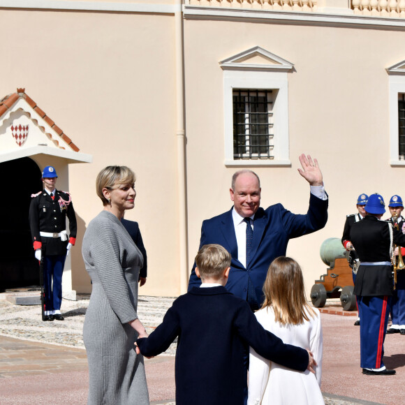 Le prince Albert II de Monaco, la princesse Charlène de Monaco et leurs enfants, le prince Jacques de Monaco, marquis des Baux, et La princesse Gabriella de Monaco, comtesse de Carladès - Le prince de Monaco fête son anniversaire (66 ans) en famille sur la Place du Palais princier de Monaco, le 14 mars 2024. © Bruno Bebert/Bestimage 