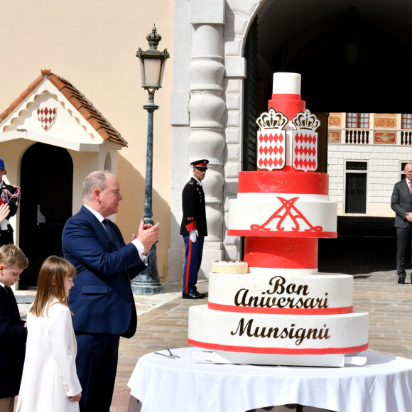 Le prince Albert II de Monaco fête son anniversaire (66 ans) avec la princesse Charlène de Monaco et leurs enfants, le prince Jacques de Monaco, marquis des Baux, et la princesse Gabriella de Monaco, comtesse de Carladès, sur la Place du Palais princier de Monaco, le 14 mars 2024. © Bruno Bebert/Bestimage 