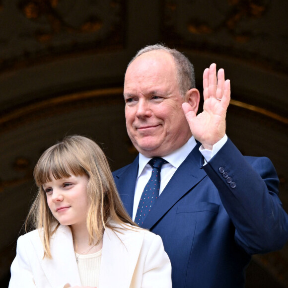 Le prince Albert II de Monaco fête son anniversaire (66 ans) avec la princesse de Monaco et leurs enfants, le prince de Monaco et la princesse Gabriella de Monaco, comtesse de Carladès, au balcon du Palais princier de Monaco, le 14 mars 2024. © Bruno Bebert/Bestimage 