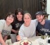 Céline Dion se trouvait, avec ses trois fils, dans la ville de New York, en Amérique.
Céline Dion pose avec ses enfants pour la Fête des Mères, sur Instagram. Mai 2022.