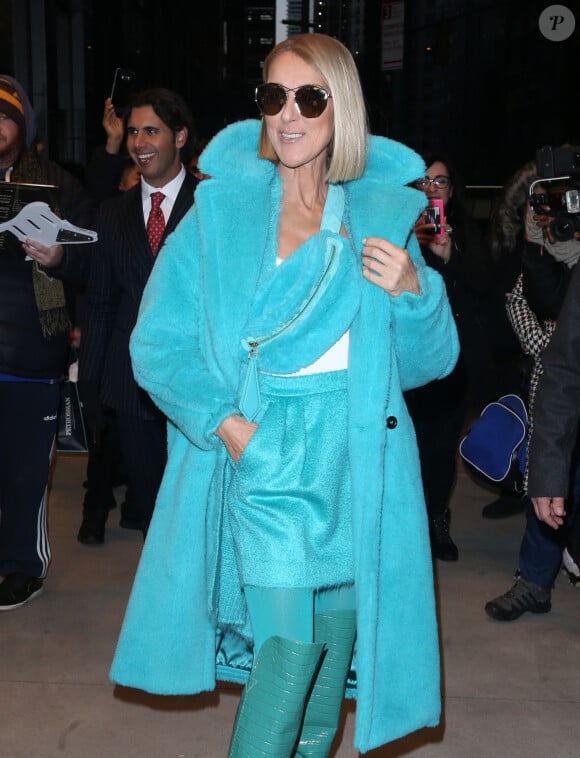 Céline Dion en total look turquoise avec cuissardes et sac banane dans les rues de New York, le 13 novembre 2019.