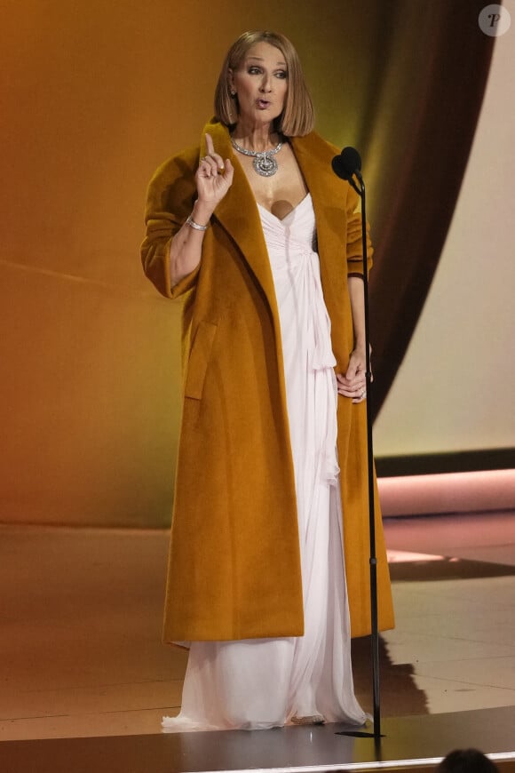 Considérablement diminuée par le syndrome de l'homme raide, Céline Dion a fait une rassurante apparition le 9 mars 2024.
Céline Dion lors des Grammy Awards à la Crypto Arena à Los Angeles. © Robert Hanashiro-USA Today/SPUS/ABACAPRESS.COM