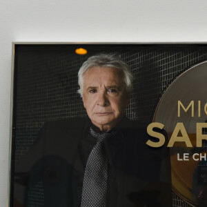 Exclusif - Le double disque de Platine remis à Michel Sardou pour avoir vendu plus de 200 000 disques en France - People au concert ultime de Michel Sardou pour la dernière date de son spectacle "La dernière danse" à la Seine Musicale à Boulogne-Billancourt le 11 avril 2018. Le chanteur a rassemblé plus de 400 000 spectateurs pour une tournée de 82 concerts. © Pierre Perusseau/Bestimage 