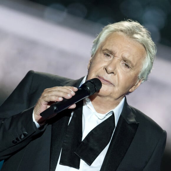 Exclusif - Michel Sardou - Enregistrement de l'émission "Dernier Show" de Michel Sardou, qui sera diffusée le 21 octobre en prime time sur France 2, au Palais des Sports à Paris. Le 12 septembre 2017 Après 50 ans de carrière en tant que chanteur, Michel Sardou a décidé d'arrêter la chanson pour se consacrer au théâtre. Celui qui a vendu plus de 100 millions de disques, a accepté que France 2 lui dédie une émission spéciale qui sera son tout dernier show de variétés à la télévision, le samedi 21 octobre 2017 à 20h55. Sur la scène du Dôme de Paris (Palais des sports), Michel Sardou co-présentera ce dernier show avec Stéphane Bern et recevra de nombreux artistes pour reprendre en live avec lui ses plus grands succès, accompagnés d'un grand orchestre de 30 musiciens. © Pierre Perusseau / Bestimage 