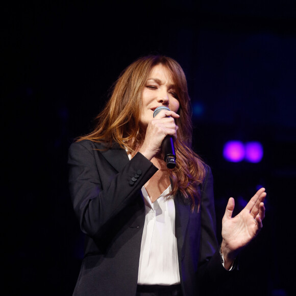 Exclusif - Carla Bruni-Sarkozy - Concert "Corsu Mezu Mezu" à la Défense Arena à Paris, France. Le 28 octobre 2023. © Christophe Clovis / Bestimage