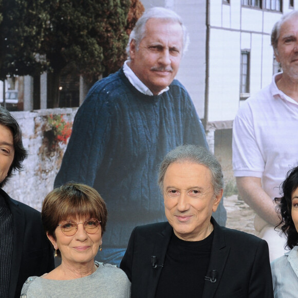 Exclusif - Nicolas Poiret, sa soeur Sylvie Poiret, Michel Drucker et Nathalie Serrault - Enregistrement de l'émission Vivement dimanche en hommage au duo Jean Poiret et Michel Serrault au studio Gabriel, presentée par Michel Drucker . Diffusion sur France 3 le 17 mars 2024. . © Guillaume Gaffiot / Bestimage