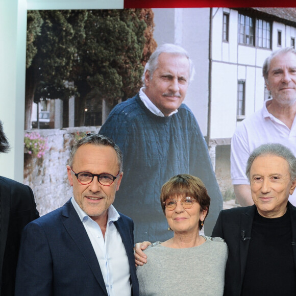 Exclusif - Nicolas Poiret, Emmanuel Chaunu, Sylvie Poiret, Michel Drucker et Nathalie Serrault - Enregistrement de l'émission Vivement dimanche en hommage au duo Jean Poiret et Michel Serrault au studio Gabriel, presentée par Michel Drucker . Diffusion sur France 3 le 17 mars 2024. . © Guillaume Gaffiot / Bestimage