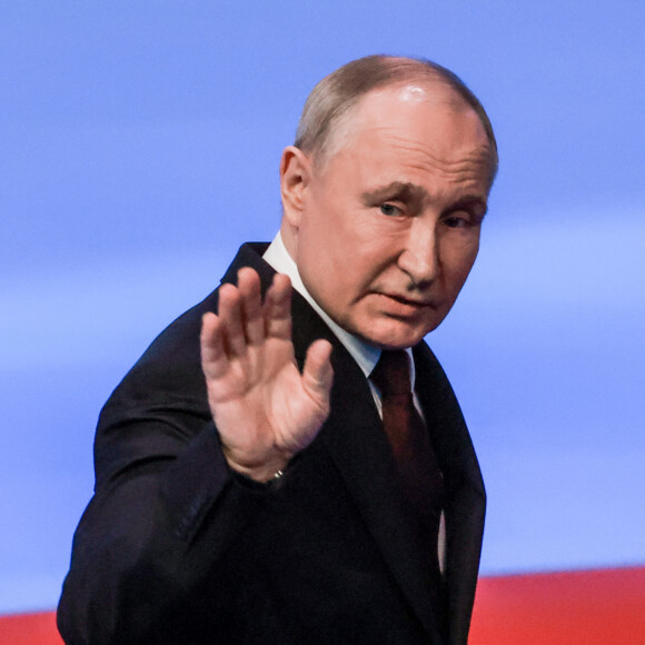 Dont l'un qui appartient à un ami de Vladimir Poutine. 
Vladimir Poutine tient un discours à son bureau de campagne après sa réélection. Moscou, le 17 mars 2024. 