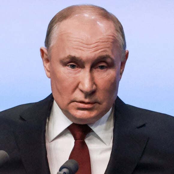 Vladimir Poutine tient un discours à son bureau de campagne après sa réélection. Moscou, le 17 mars 2024. 