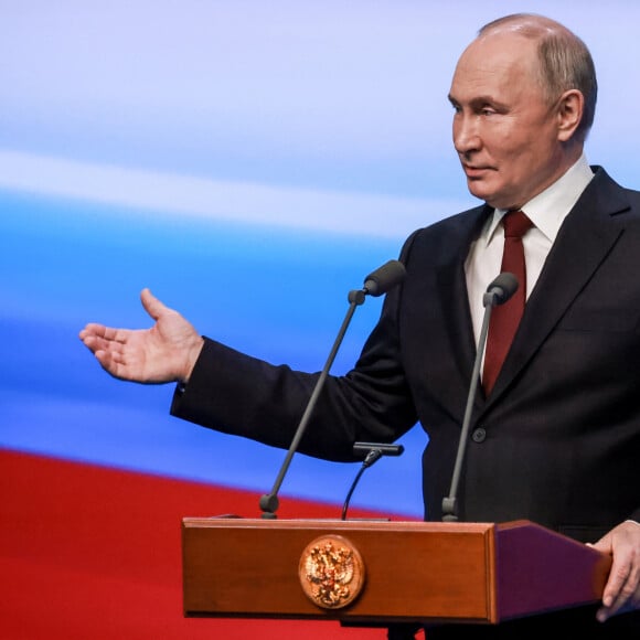 Vladimir Poutine tient un discours à son bureau de campagne après sa réélection. Moscou, le 17 mars 2024. 