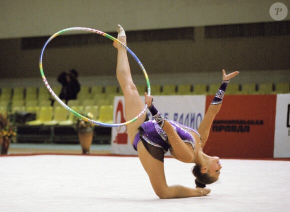 Alina Kabaeva lors du Championnat russe de gymnastique rythmique 2002, au Dynamo Palace of Sports. Le 29 mai 2002 