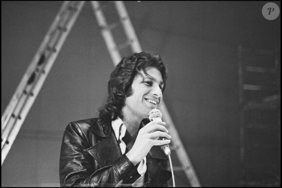 Mike Brant, au sommet de sa gloire, lors d'une émission de télé dans les années 70.