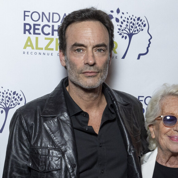 Anthony Delon a le coeur sur la main 
Anthony Delon, Professeur Bruno Dubois, neurologue, directeur scientifique Fondation Recherche Alzheimer, Marina Carrère d'Encausse, Véronique de Villèle,Docteur Olivier de Ladoucette au photocall du concert du gala des 20 ans de la fondation Recherche Alzheimer "2 générations chantent pour la 3ème" à l'Olympia à Paris. © Cyril Moreau / Bestimage 