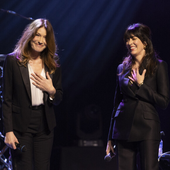 Carla Bruni, Nolwenn Leroy au concert du gala des 20 ans de la fondation Recherche Alzheimer "2 générations chantent pour la 3ème" à l'Olympia à Paris le 18 mars 2024. © Cyril Moreau / Bestimage 