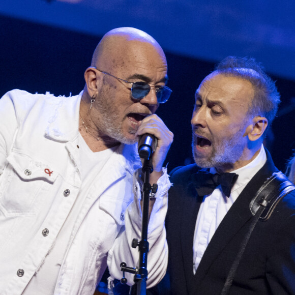 Pascal Obispo et Pierre Souchon au concert du gala des 20 ans de la fondation Recherche Alzheimer "2 générations chantent pour la 3ème" à l'Olympia à Paris le 18 mars 2024. © Cyril Moreau / Bestimage 