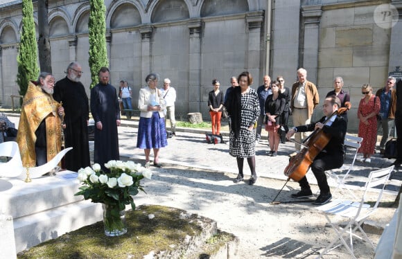 Exclusif - Macha Méril et les proches de Michel Legrand assistent à la messe organisée pour la bénédiction de la croix sur la tombe du compositeur au cimetière du Père Lachaise à Paris Le 3 septembre 2021. © Coadic Guirec / Bestimage 