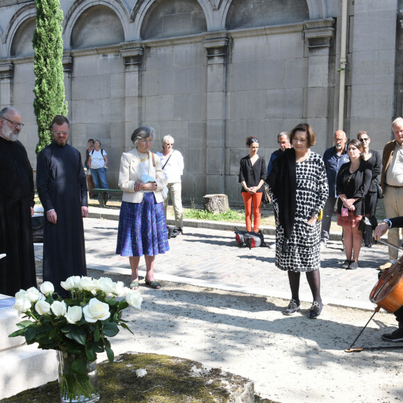 Exclusif - Macha Méril et les proches de Michel Legrand assistent à la messe organisée pour la bénédiction de la croix sur la tombe du compositeur au cimetière du Père Lachaise à Paris Le 3 septembre 2021. © Coadic Guirec / Bestimage 