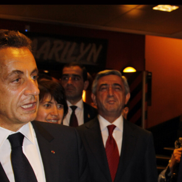 Nicolas Sarkozy a partagé sa tristesse, déclarant : "Carla, comme moi, nous avons beaucoup de chagrin".
Concert spécial Charles Aznavour à l'Olympia pour l'Arménie, Paris, le 28 septembre 2011.