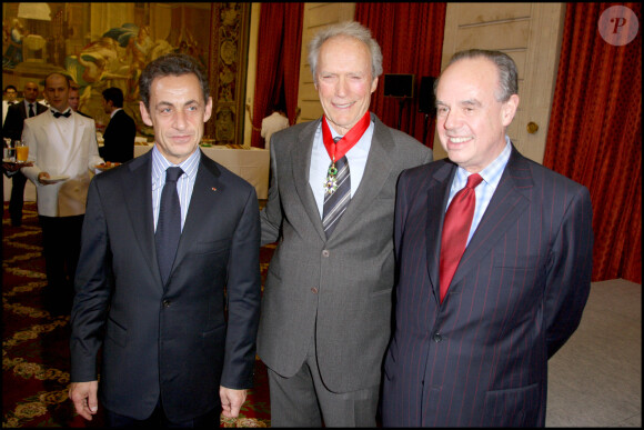 Frédéric Mitterrand avait reçu le poste de ministre de la Culture sous la présidence de Nicolas Sarkozy.
Clint Eastwood reçoit les insignes de commandeur de la Légion d'honneur à l'Élysée. 